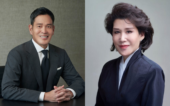 ▲(왼쪽부터)정용진 신세계그룹 회장, 이명희 신세계 회장 (사진제공=신세계그룹)