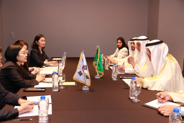 ▲한성숙 중소벤처기업부 장관이 26일 서울 중구 롯데호텔에서 칼리드 빈 압둘아지즈 알 팔레 사우디 투자부 장관과 양자면담을 갖고 양국 중소벤처기업 협력 확대 방안을 논의하고 있다. (사진제공=중소벤처기업부)