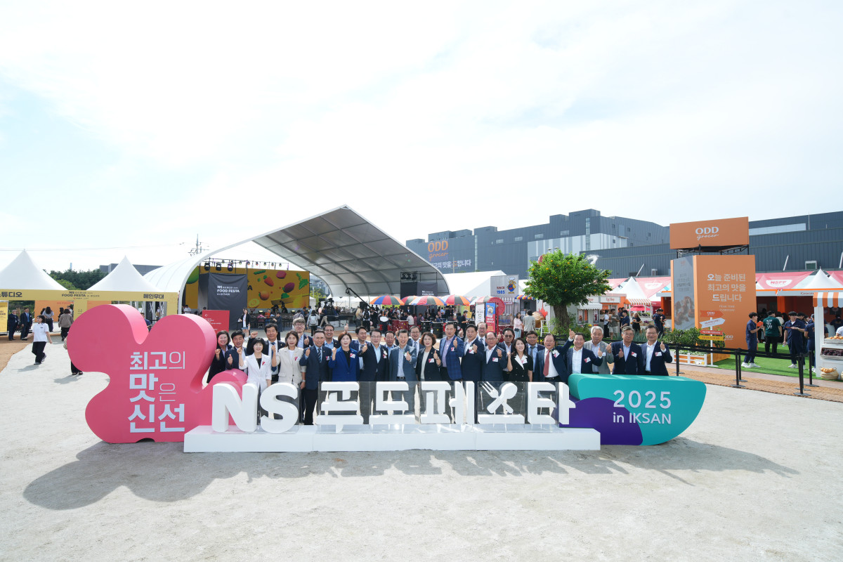 ▲26일 전북 익산 함열읍 하림 퍼스트키친에서 열린 NS푸드페스타에서 김홍국 하림그룹 회장, 조항목 NS홈쇼핑 대표이사를 비롯한 관계자들이 기념 사진을 촬영하고 있다. (사진제공=하림그룹)