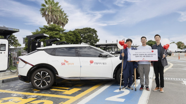 ▲지난 25일 SK렌터카 제주지점에서 진행한 ‘2025 모빌리티 뱅크 제주 차량 전달식’ 단체 사진. (왼쪽부터)최성두 제주도청 복지정책과장, 박민철 제주원광재가노인복지센터 사무국장, 장봉걸 SK렌터카 지속경영실장. (사진제공=SK렌터카)