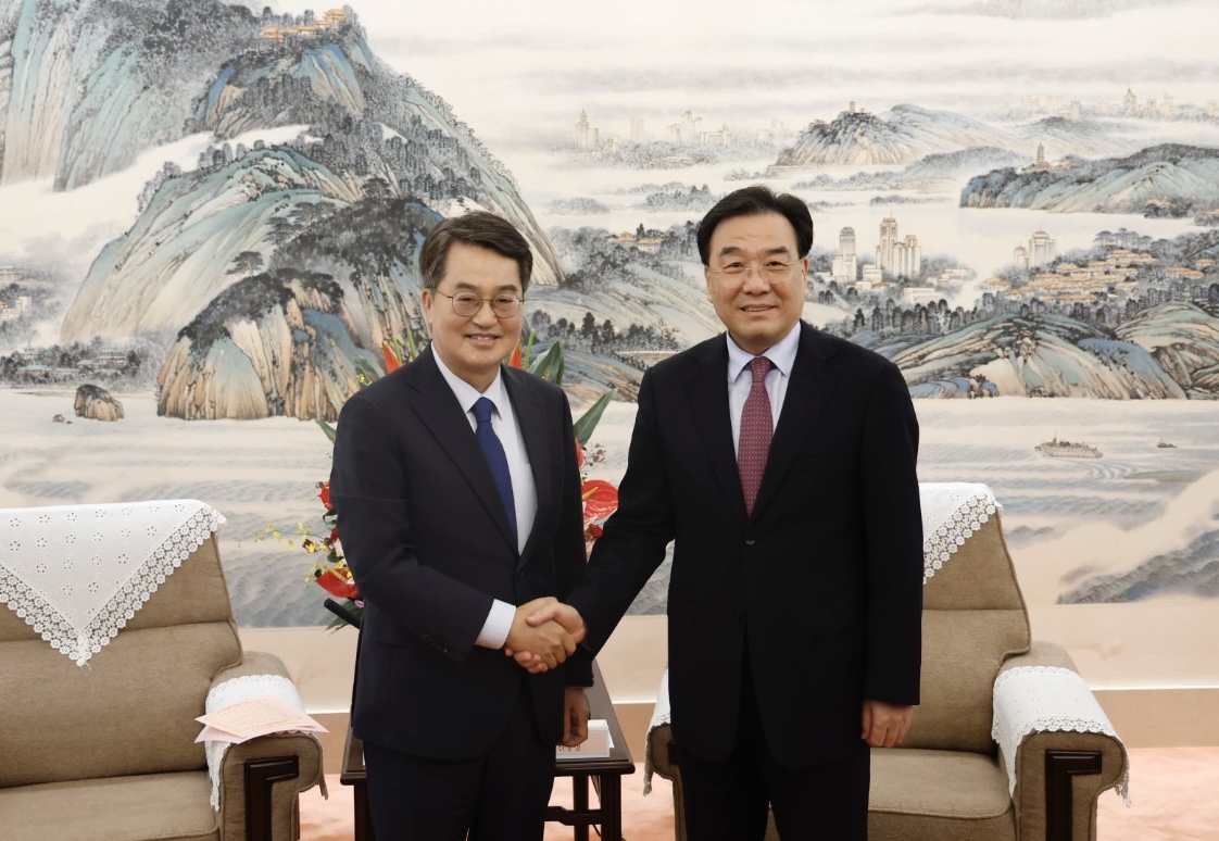 ▲김동연 경기도지사가 26일 장쑤성 신창싱 당서기와 공식 회의에서 악수하고 있다. (경기도)