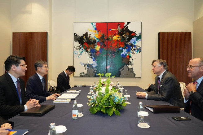 ▲조현 장관과 랜도 부장관 접견. (사진제공=외교부)