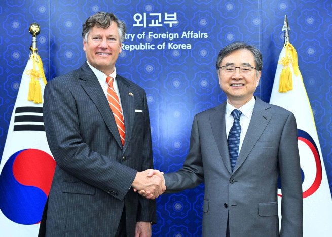 ▲조현 외교부 장관이 지난 14일 외교부 청사에서 크리스토퍼 랜도 미국 국무부 부장관을 접견하며 악수하고 있다. (사진제공=외교부)