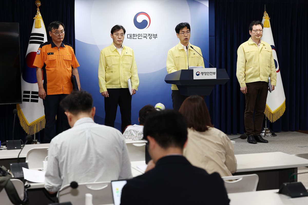 ▲김민재 행정안전부 차관(오른쪽 두번째)이 27일 오전 서울 종로구 정부서울청사 브리핑실에서 열린 ‘국가정보자원관리원 정부 서비스 장애 관련 브리핑’에서 발언하고 있다. (연합뉴스)