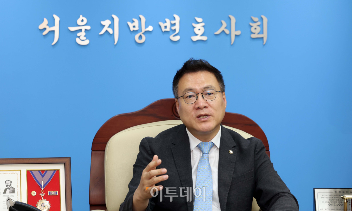 ▲ 조순열 서울지방변호사회 회장이 서초동 서울변호사회관 3층 접견실에서 이투데이와 인터뷰를 갖고 있다. (신태현 기자 holjjak@)