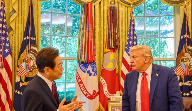 ▲이재명 대통령이 25일(현지시간) 미국 워싱턴DC 백악관 오벌오피스에서 열린 한미 정상회담뒤 도널드 트럼프 미국 대통령과 대화하고 있다.  (연합뉴스)