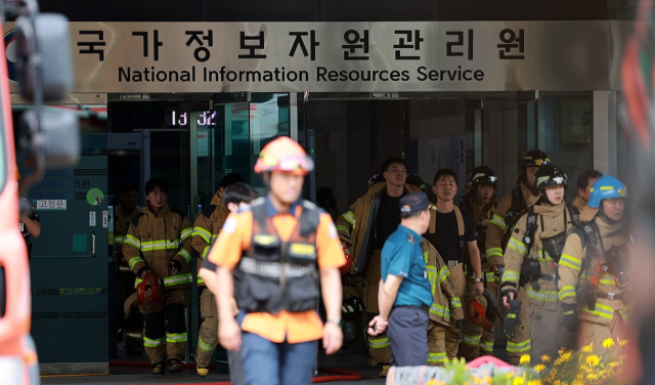 ▲27일 대전 유성구 국가정보자원관리원(국정자원)에서 소방대원이 오가고 있다. (연합뉴스)