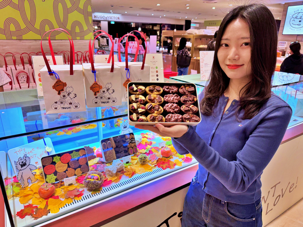 ▲롯데백화점 본점 지하 1층 식품관에서 모델이 디저트 선물 세트를 홍보하고 있다 (사진제공=롯데쇼핑)