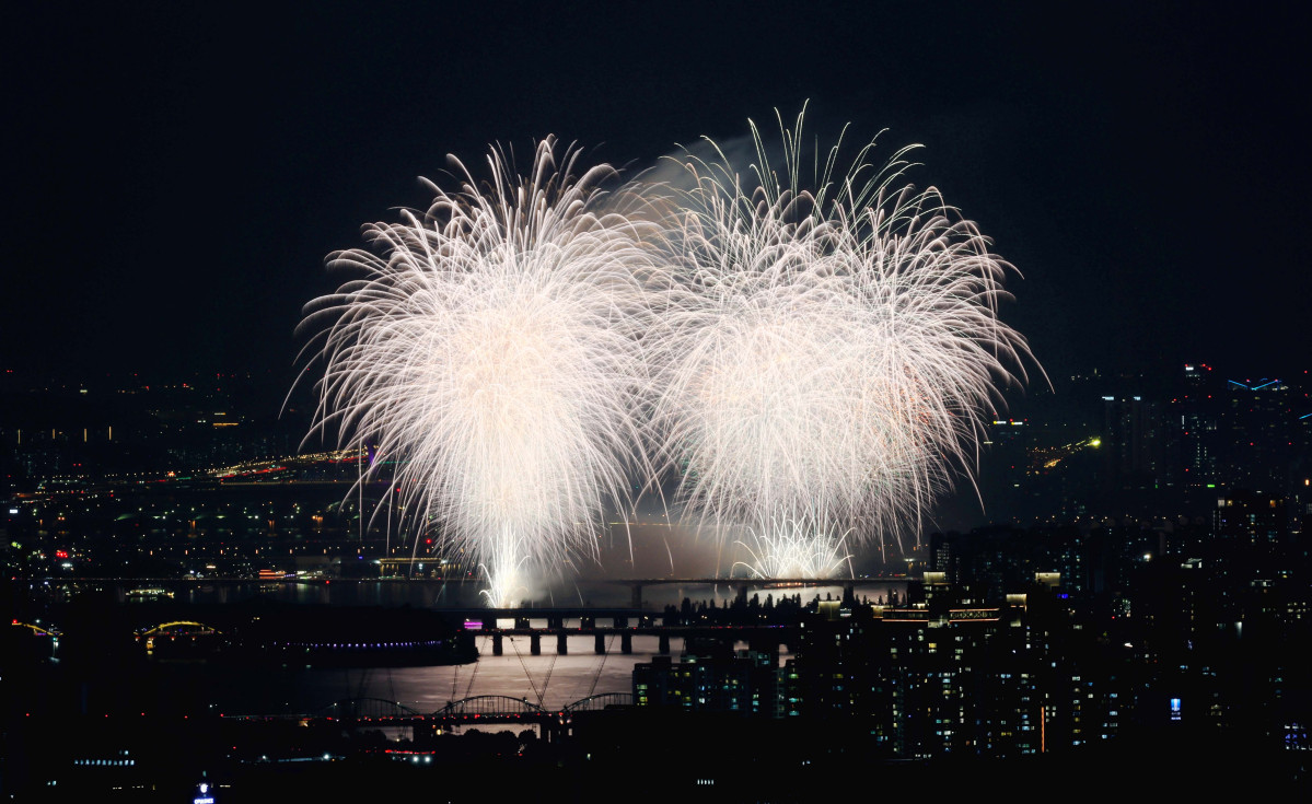 ▲27일 서울 여의도에서 열린 ‘2025 서울세계불꽃축제’에서 화려한 불꽃들이 밤하늘을 수놓고 있다. 신태현 기자 holjjak@