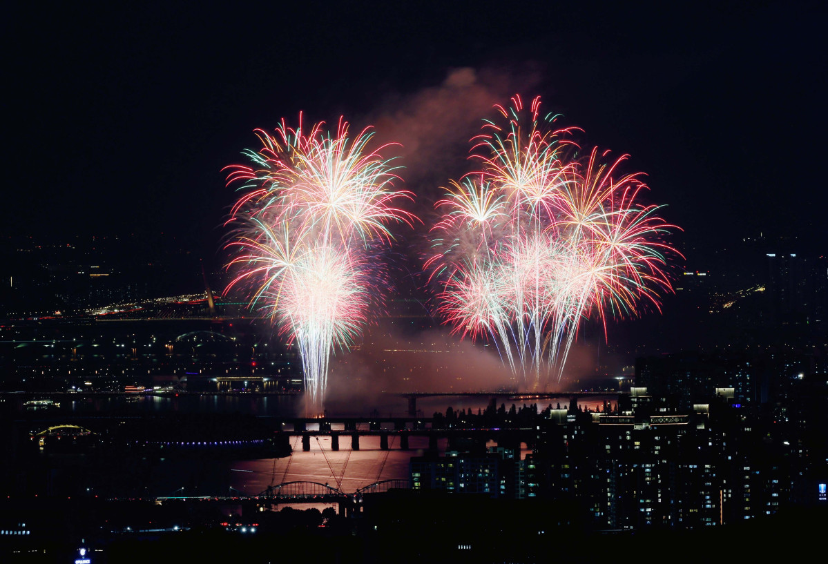 ▲27일 서울 여의도에서 열린 ‘2025 서울세계불꽃축제’에서 화려한 불꽃들이 밤하늘을 수놓고 있다. 신태현 기자 holjjak@