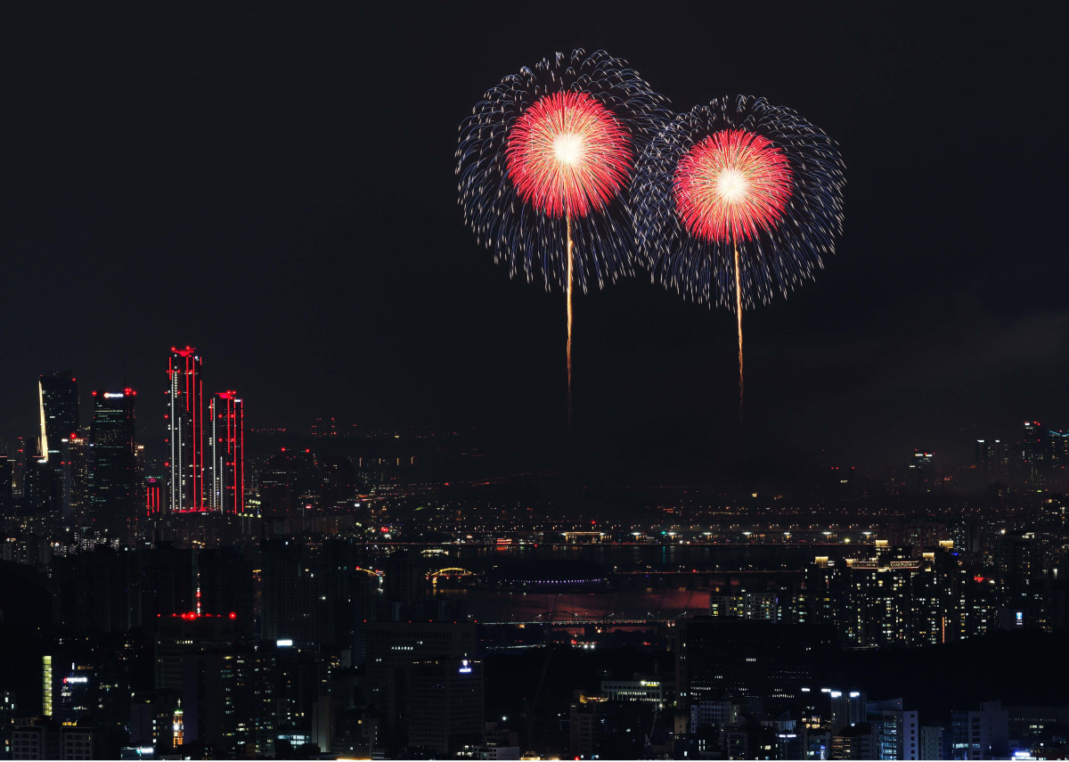 ▲27일 서울 여의도에서 열린 ‘2025 서울세계불꽃축제’에서 화려한 불꽃들이 밤하늘을 수놓고 있다. 신태현 기자 holjjak@