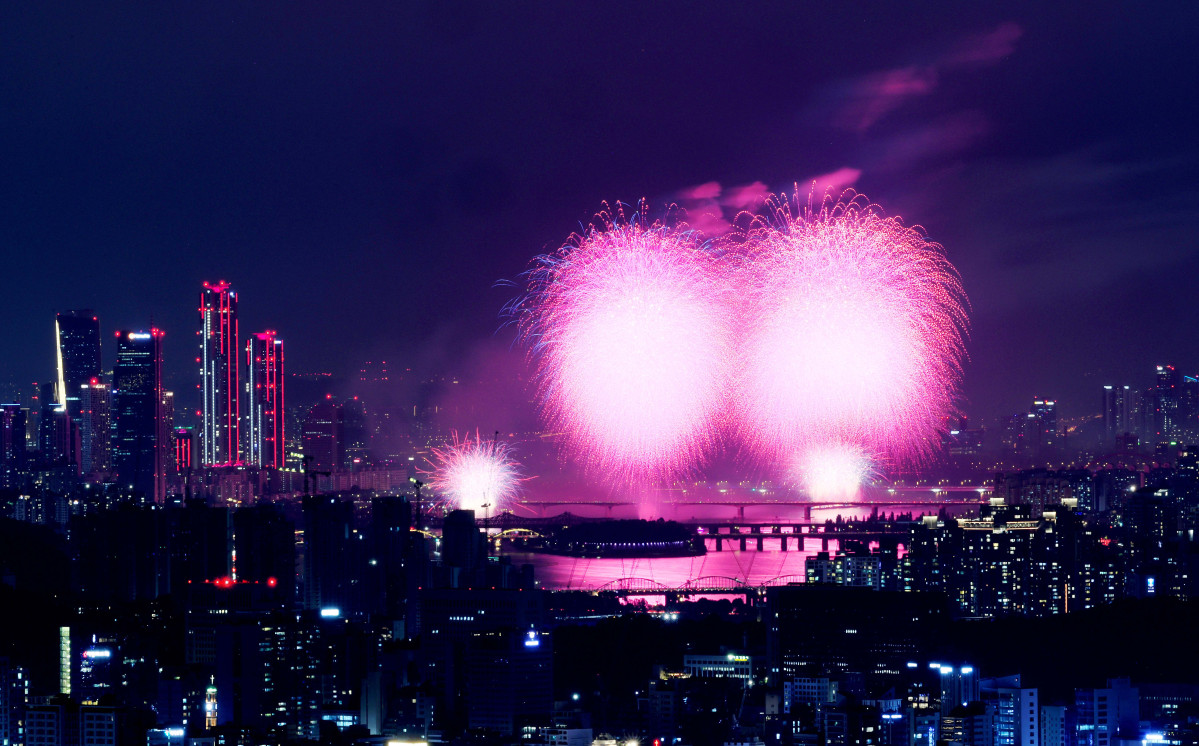 ▲27일 서울 여의도에서 열린 ‘2025 서울세계불꽃축제’에서 화려한 불꽃들이 밤하늘을 수놓고 있다. 신태현 기자 holjjak@