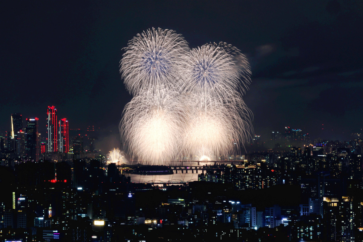 ▲27일 서울 여의도에서 열린 ‘2025 서울세계불꽃축제’에서 화려한 불꽃들이 밤하늘을 수놓고 있다. 신태현 기자 holjjak@