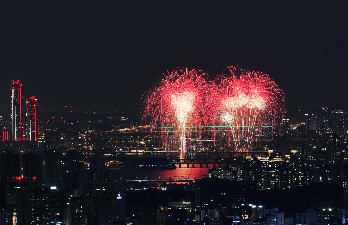 ▲27일 서울 여의도에서 열린 ‘2025 서울세계불꽃축제’에서 화려한 불꽃들이 밤하늘을 수놓고 있다. 신태현 기자 holjjak@