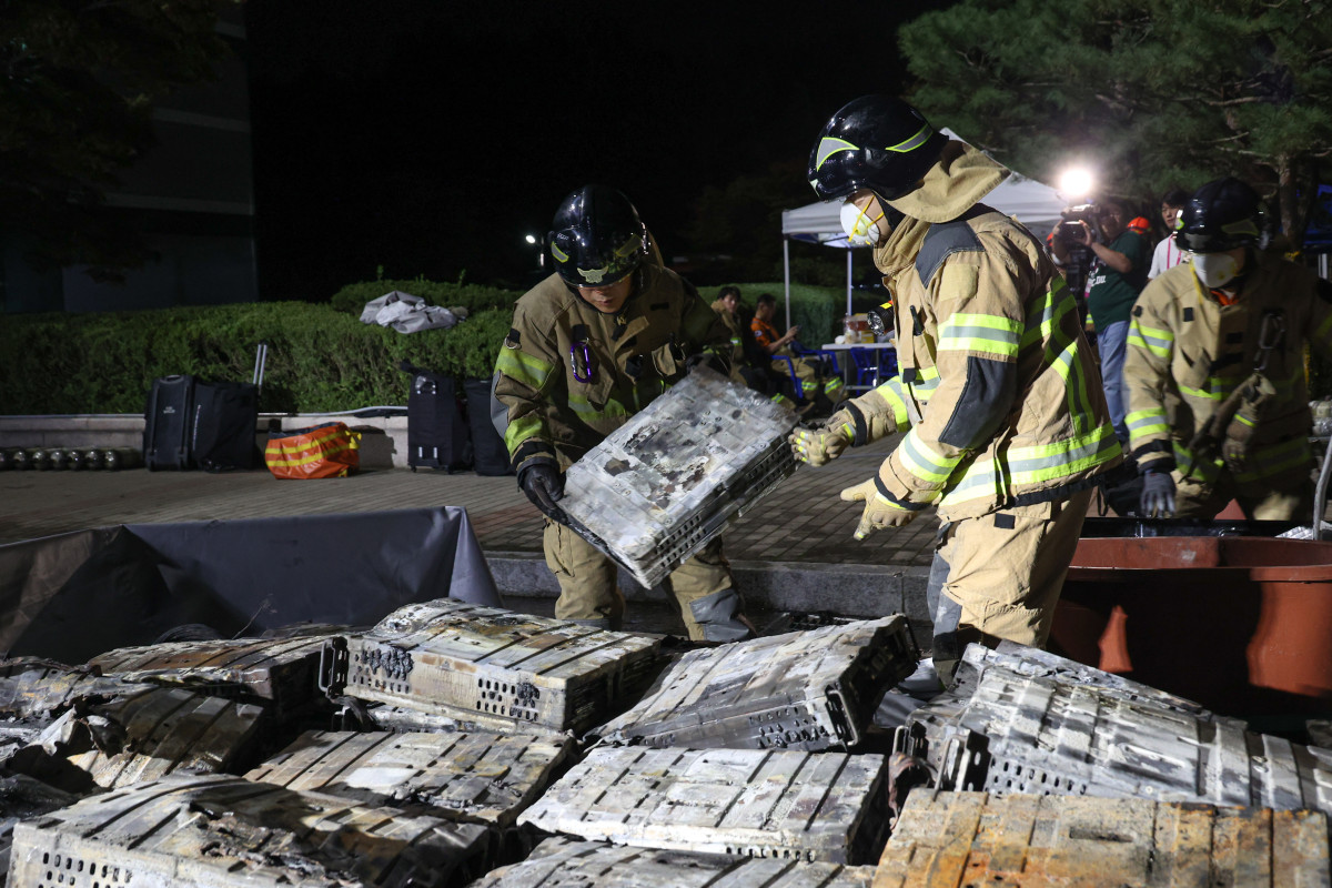 ▲화재가 발생한 대전 유성구 국가정보자원관리원에서 27일 소방대원이 불에 탄 리튬이온 배터리를 소화수조로 옮기고 있다. (뉴시스)