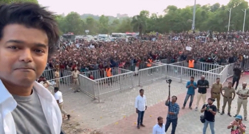 ▲인도 배우 출신 정치인 비제이가 지난해 3월 22일 팬들과 영상을 찍고 있다. (출처 비제이 엑스(X·옛 트위터))