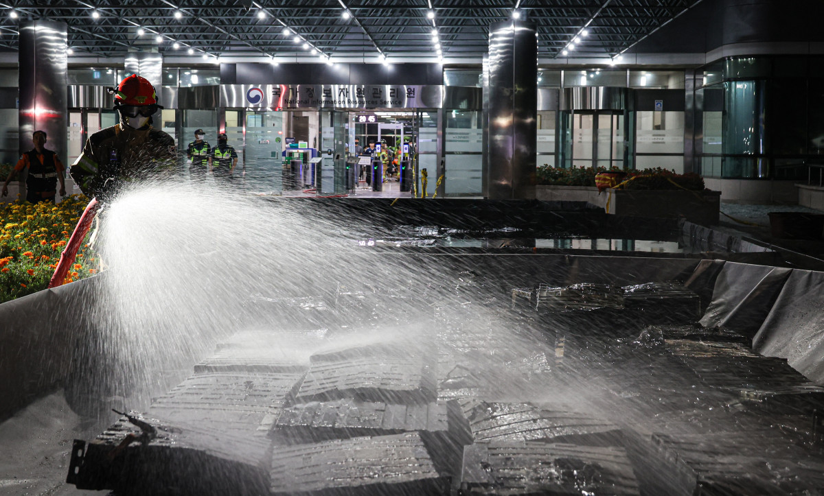 ▲화재가 발생한 대전 유성구 국가정보자원관리원에서 27일 소방대원이 불에 탄 리튬이온 배터리가 담긴 소화수조에 물을 뿌리고 있다.  (사진=뉴시스)