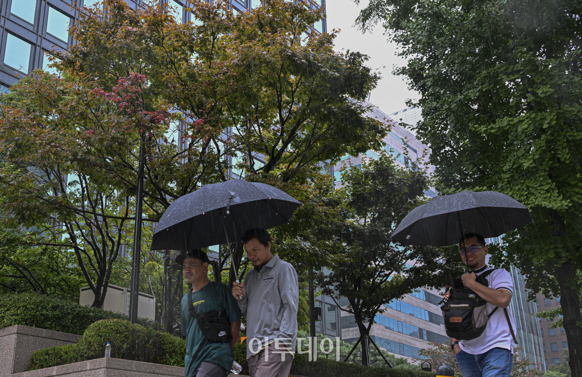 ▲전국 대부분 지역에 비가 내린 28일 서울 중구 청계광장 인근에서 우산을 쓴 시민들이 비를 피해 발걸음을 재촉하고 있다. 기상청은 오전부터 낮 사이 수도권과 충남 북부를 중심으로 시간당 20mm 안팎의 강한 비가 집중되겠다고 예보했다. 비는 늦은 오후 대부분 그치겠지만, 전남 남부와 경남 서부는 늦은 오후까지 이어질 것으로 전망된다. 예상 강수량은 서울·인천·경기·충남 북부·제주도 10∼60㎜, 강원 내륙과 산지·대전·세종·충남 남부·충북·전북·광주·전남 10∼40㎜ 등이다. 조현호 기자 hyunho@