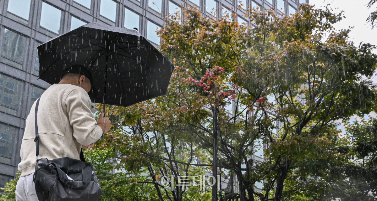▲전국 대부분 지역에 비가 내린 28일 서울 중구 청계광장 인근에서 우산을 쓴 시민들이 비를 피해 발걸음을 재촉하고 있다. 기상청은 오전부터 낮 사이 수도권과 충남 북부를 중심으로 시간당 20mm 안팎의 강한 비가 집중되겠다고 예보했다. 비는 늦은 오후 대부분 그치겠지만, 전남 남부와 경남 서부는 늦은 오후까지 이어질 것으로 전망된다. 예상 강수량은 서울·인천·경기·충남 북부·제주도 10∼60㎜, 강원 내륙과 산지·대전·세종·충남 남부·충북·전북·광주·전남 10∼40㎜ 등이다. 조현호 기자 hyunho@