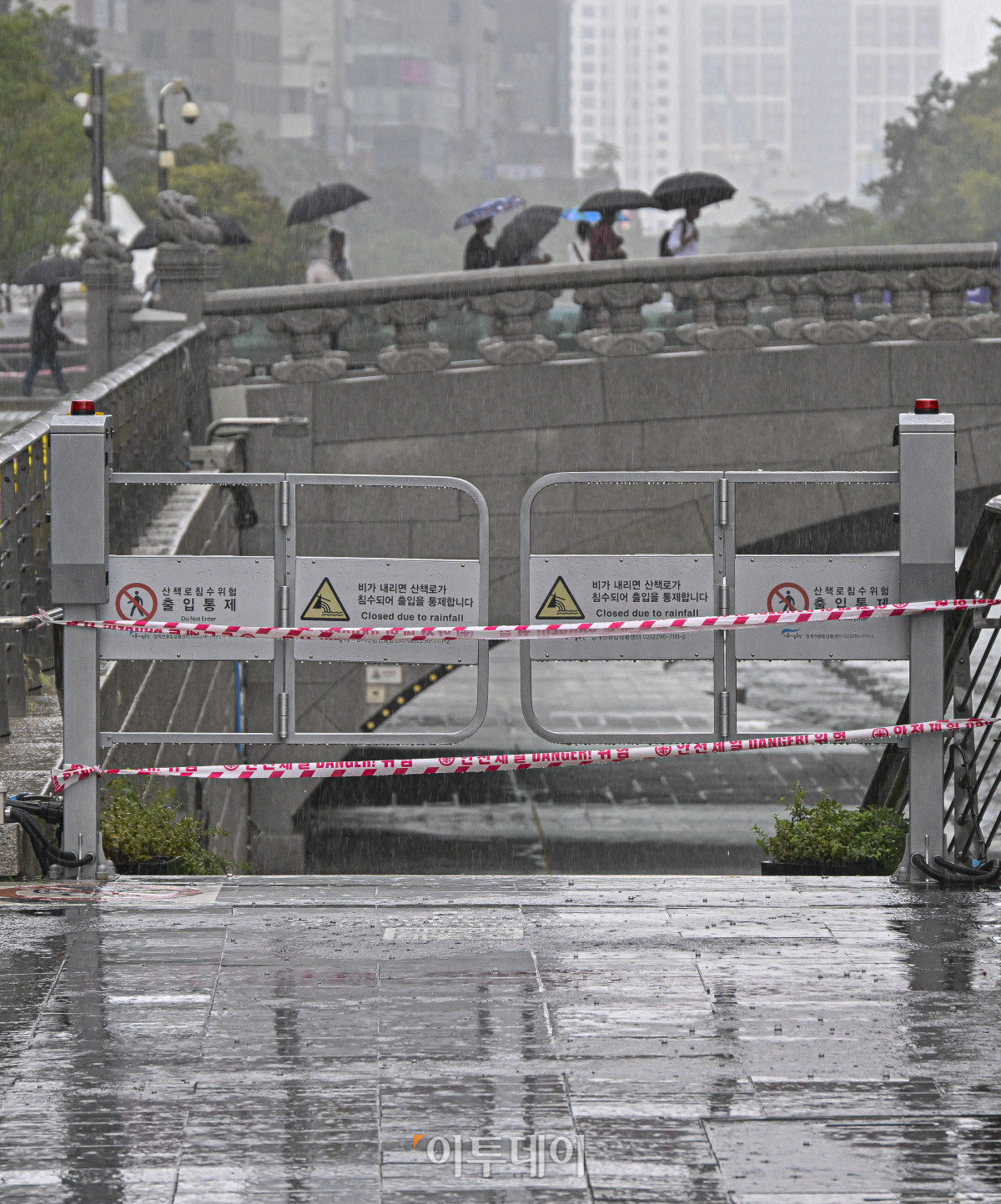 ▲전국 대부분 지역에 비가 내린 28일 서울 중구 청계천 출입이 통제되고 있다. 기상청은 오전부터 낮 사이 수도권과 충남 북부를 중심으로 시간당 20mm 안팎의 강한 비가 집중되겠다고 예보했다. 비는 늦은 오후 대부분 그치겠지만, 전남 남부와 경남 서부는 늦은 오후까지 이어질 것으로 전망된다. 예상 강수량은 서울·인천·경기·충남 북부·제주도 10∼60㎜, 강원 내륙과 산지·대전·세종·충남 남부·충북·전북·광주·전남 10∼40㎜ 등이다. 조현호 기자 hyunho@