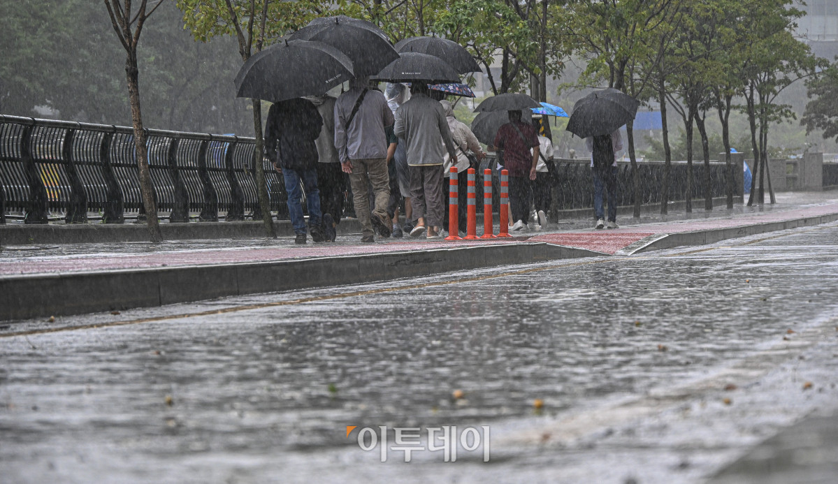 ▲전국 대부분 지역에 비가 내린 28일 서울 중구 청계광장 인근에서 우산을 쓴 시민들이 비를 피해 발걸음을 재촉하고 있다. 기상청은 오전부터 낮 사이 수도권과 충남 북부를 중심으로 시간당 20mm 안팎의 강한 비가 집중되겠다고 예보했다. 비는 늦은 오후 대부분 그치겠지만, 전남 남부와 경남 서부는 늦은 오후까지 이어질 것으로 전망된다. 예상 강수량은 서울·인천·경기·충남 북부·제주도 10∼60㎜, 강원 내륙과 산지·대전·세종·충남 남부·충북·전북·광주·전남 10∼40㎜ 등이다. 조현호 기자 hyunho@