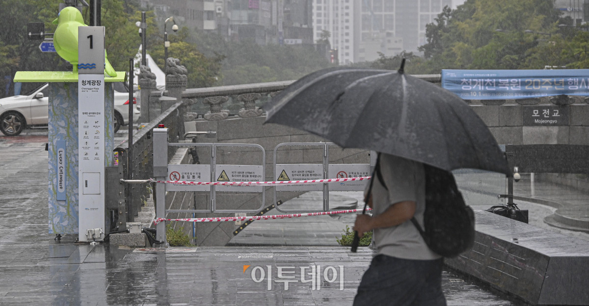 ▲전국 대부분 지역에 비가 내린 28일 서울 중구 청계천 출입이 통제되고 있다. 기상청은 오전부터 낮 사이 수도권과 충남 북부를 중심으로 시간당 20mm 안팎의 강한 비가 집중되겠다고 예보했다. 비는 늦은 오후 대부분 그치겠지만, 전남 남부와 경남 서부는 늦은 오후까지 이어질 것으로 전망된다. 예상 강수량은 서울·인천·경기·충남 북부·제주도 10∼60㎜, 강원 내륙과 산지·대전·세종·충남 남부·충북·전북·광주·전남 10∼40㎜ 등이다. 조현호 기자 hyunho@