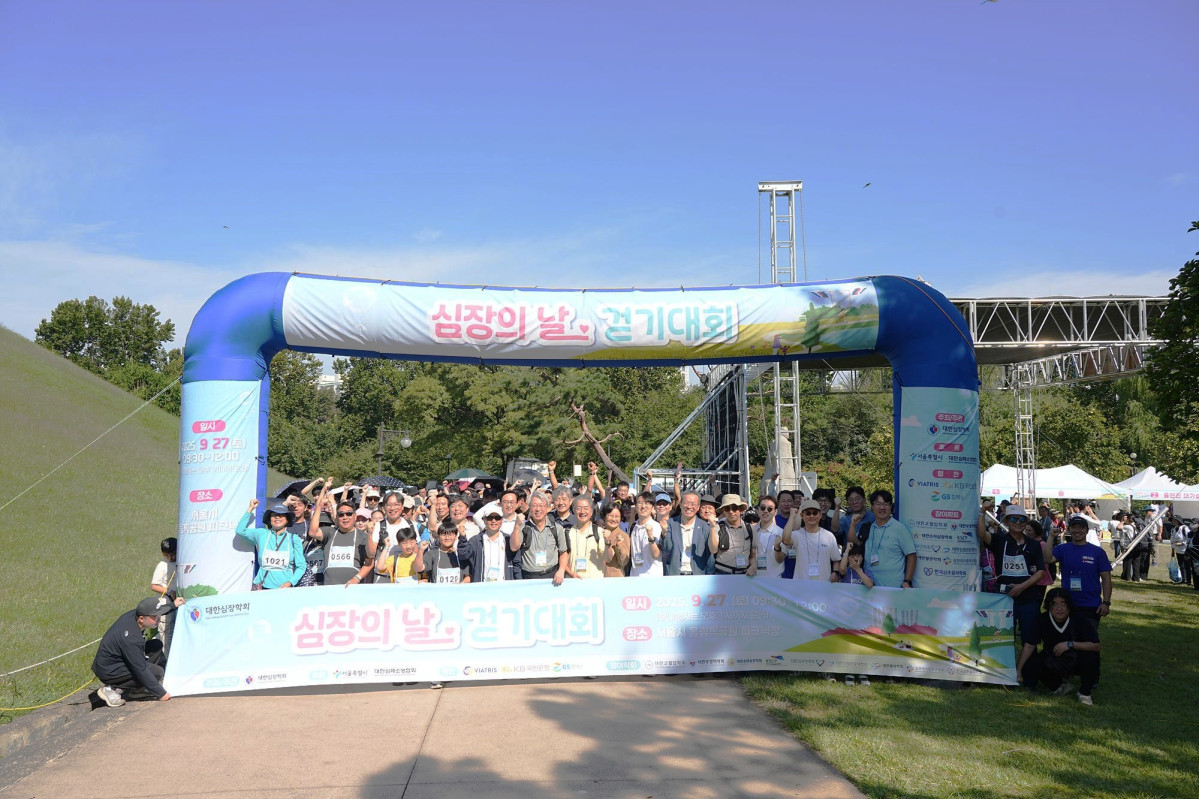 ▲27일 서울 송파구 올림픽공원 피크닉장에서 심장의 날 걷기대회에 참여한 서울 시민들이 강석민 대한심장학회 이사장과 함께 기념사진을 촬영하고 있다. (사진제공=대한심장학회)