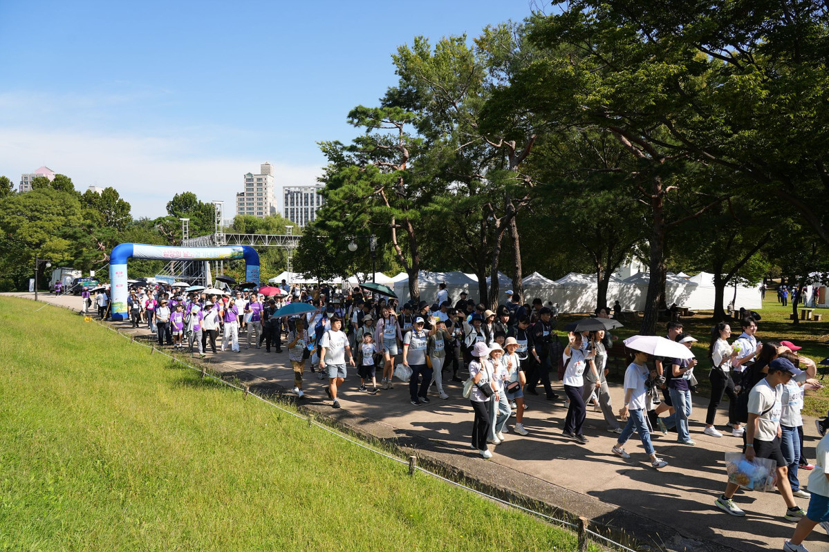 ▲27일 서울 송파구 올림픽공원 피크닉장에서 대한심장학회 주최로 개최된 세계 심장의 날 기념 걷기대회에 서울 시민들이 참여하고 있다. (사진제공=대한심장학회)