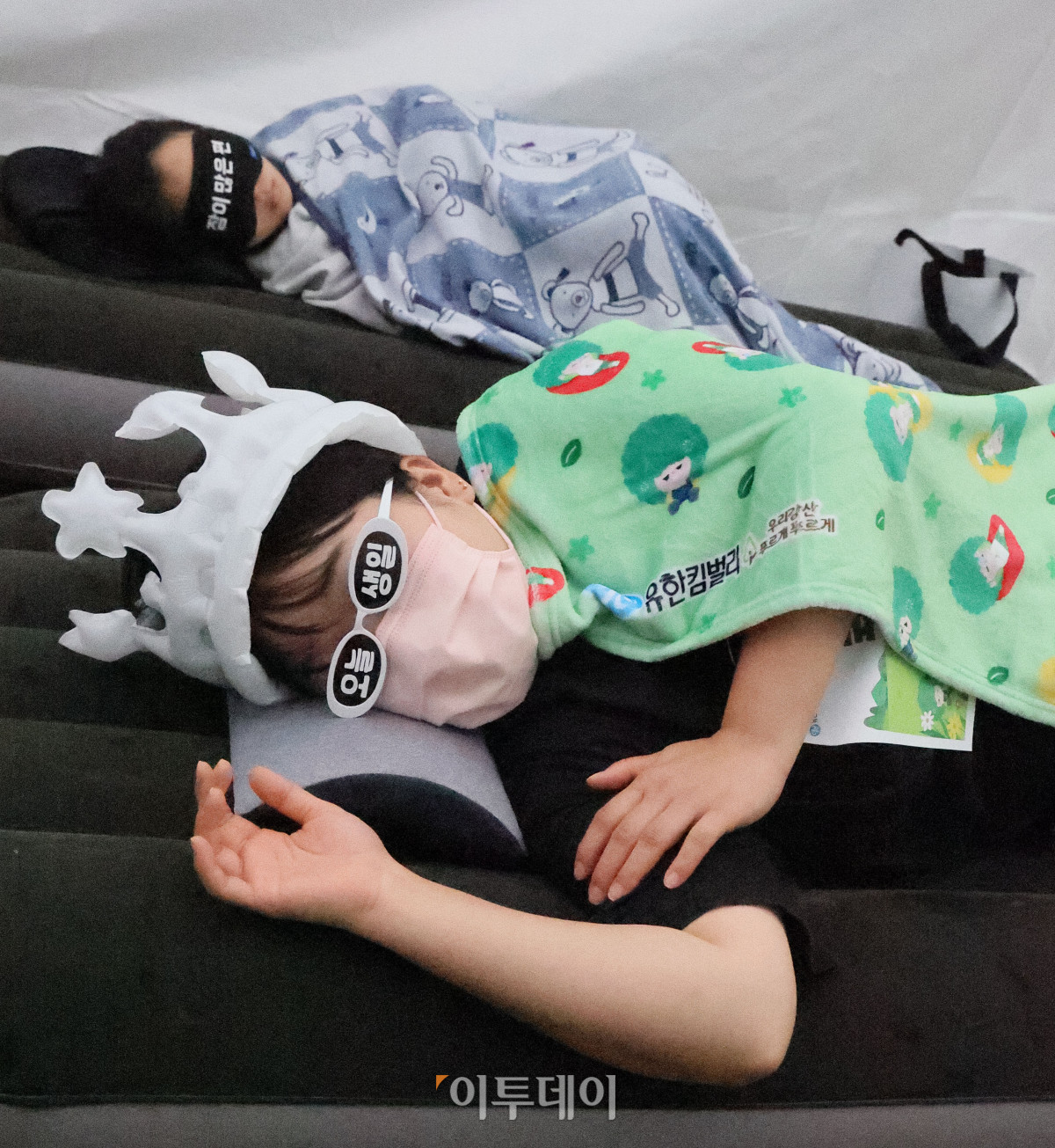 ▲28일 경기도 남양주시 진전읍 광릉숲에서 열린 유한킴벌리 '2025 우리강산 푸르게 푸르게 숲속 꿀잠대회'에서 참가자들이 잠을 자고 있다. 사진제공=유한킴벌리