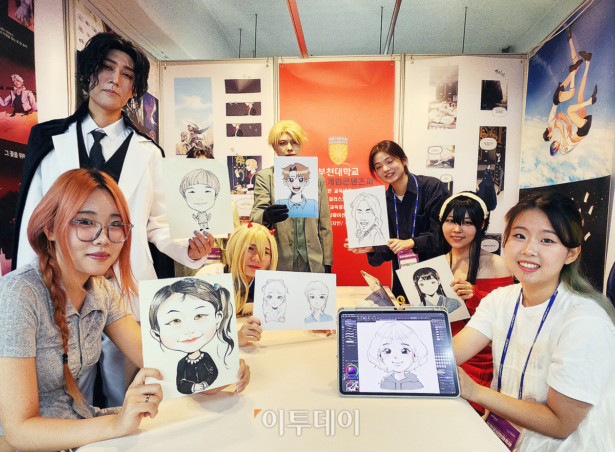 ▲27일 경기도 부천시 한국만화영상진흥원에서 열린 제28회 부천국제만화축제에서 부천대학교(총장 한정석) 영상&게임콘텐츠과 만화콘텐츠 동아리 학생들이 관람객들에게 캐리커쳐를 그려주고 있다. 사진제공=부천대학교