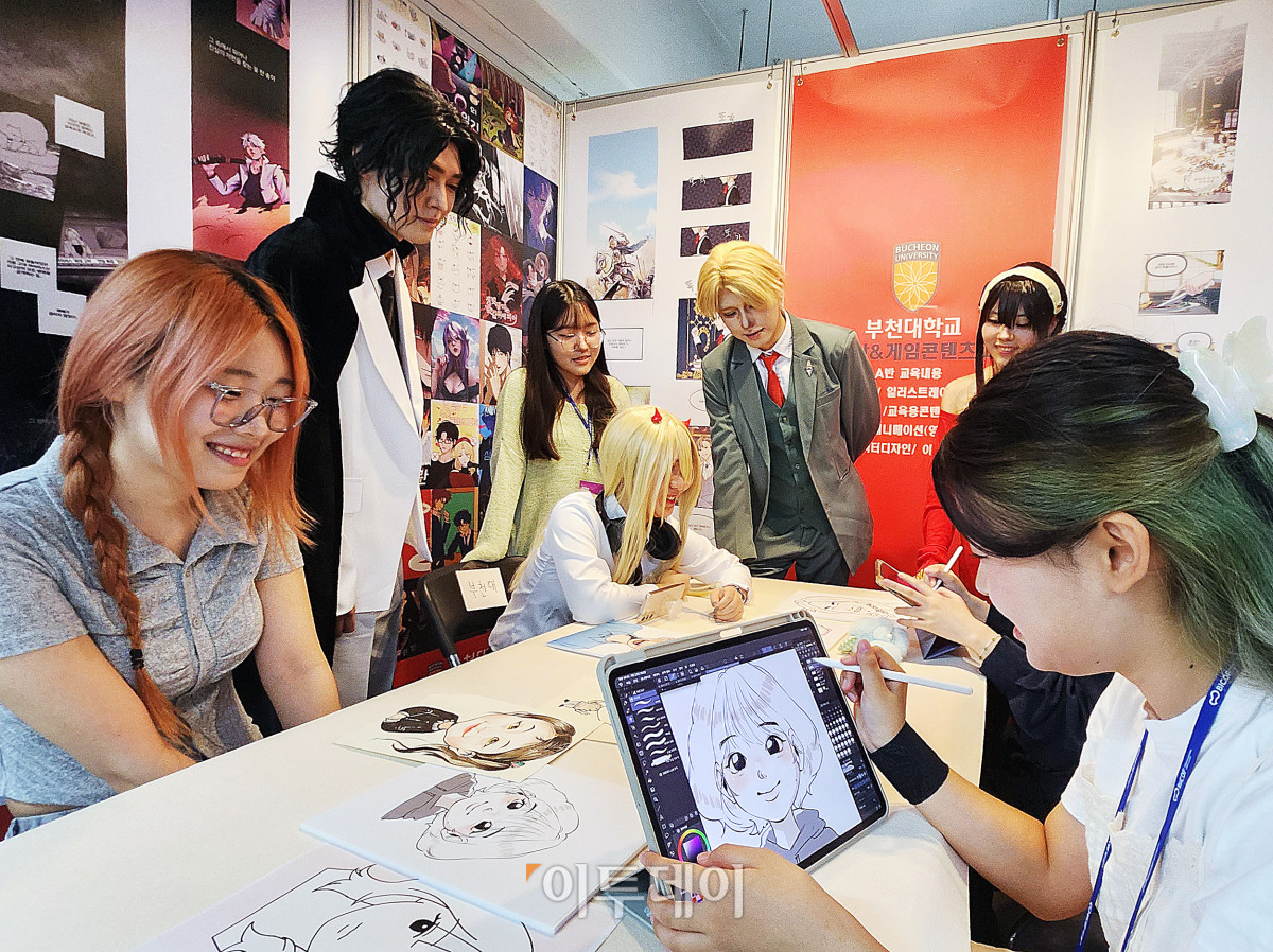 ▲27일 경기도 부천시 한국만화영상진흥원에서 열린 제28회 부천국제만화축제에서 부천대학교(총장 한정석) 영상&게임콘텐츠과 만화콘텐츠 동아리 학생들이 관람객들에게 캐리커쳐를 그려주고 있다. 사진제공=부천대학교