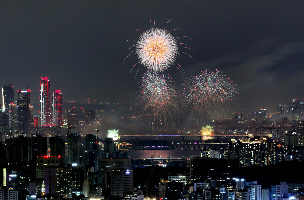 ▲27일 서울 여의도에서 열린 ‘2025 서울세계불꽃축제’에서 화려한 불꽃들이 밤하늘을 수놓고 있다. 신태현 기자 holjjak@