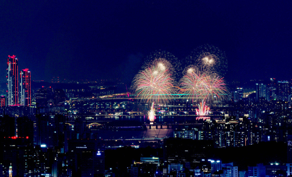 ▲27일 서울 여의도에서 열린 ‘2025 서울세계불꽃축제’에서 화려한 불꽃들이 밤하늘을 수놓고 있다. 신태현 기자 holjjak@