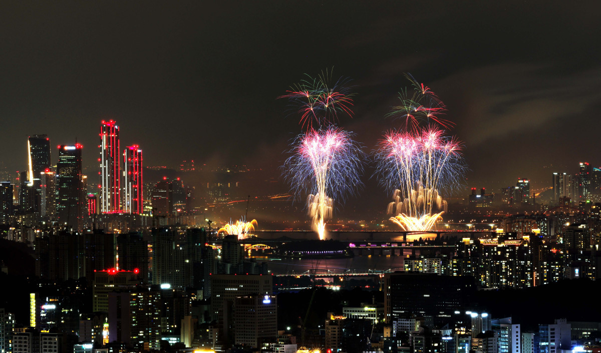 ▲27일 서울 여의도에서 열린 ‘2025 서울세계불꽃축제’에서 화려한 불꽃들이 밤하늘을 수놓고 있다. 신태현 기자 holjjak@