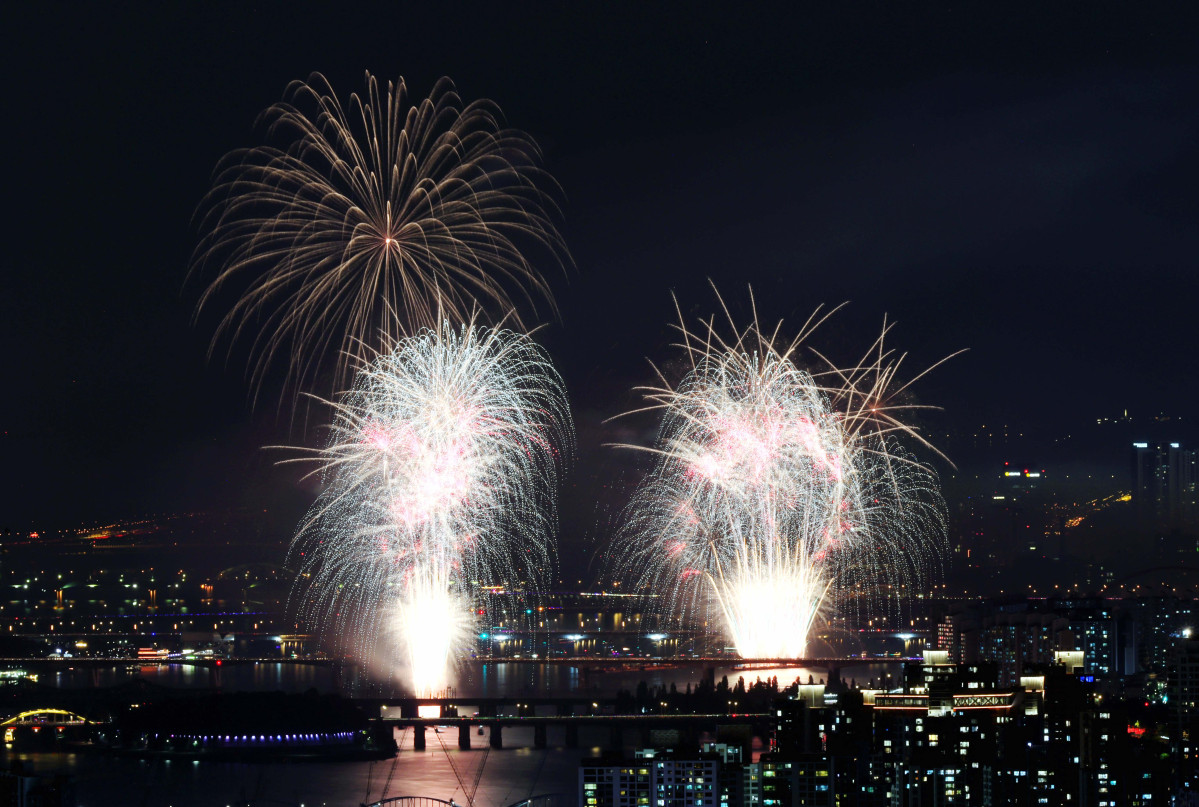 ▲27일 서울 여의도에서 열린 ‘2025 서울세계불꽃축제’에서 화려한 불꽃들이 밤하늘을 수놓고 있다. 신태현 기자 holjjak@