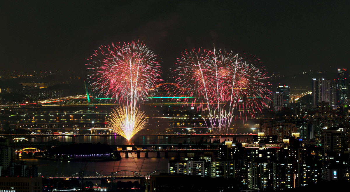 ▲27일 서울 여의도에서 열린 ‘2025 서울세계불꽃축제’에서 화려한 불꽃들이 밤하늘을 수놓고 있다. 신태현 기자 holjjak@