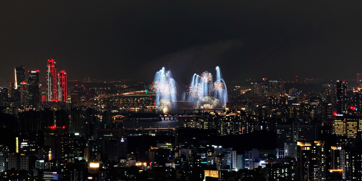 ▲27일 서울 여의도에서 열린 ‘2025 서울세계불꽃축제’에서 화려한 불꽃들이 밤하늘을 수놓고 있다. 신태현 기자 holjjak@