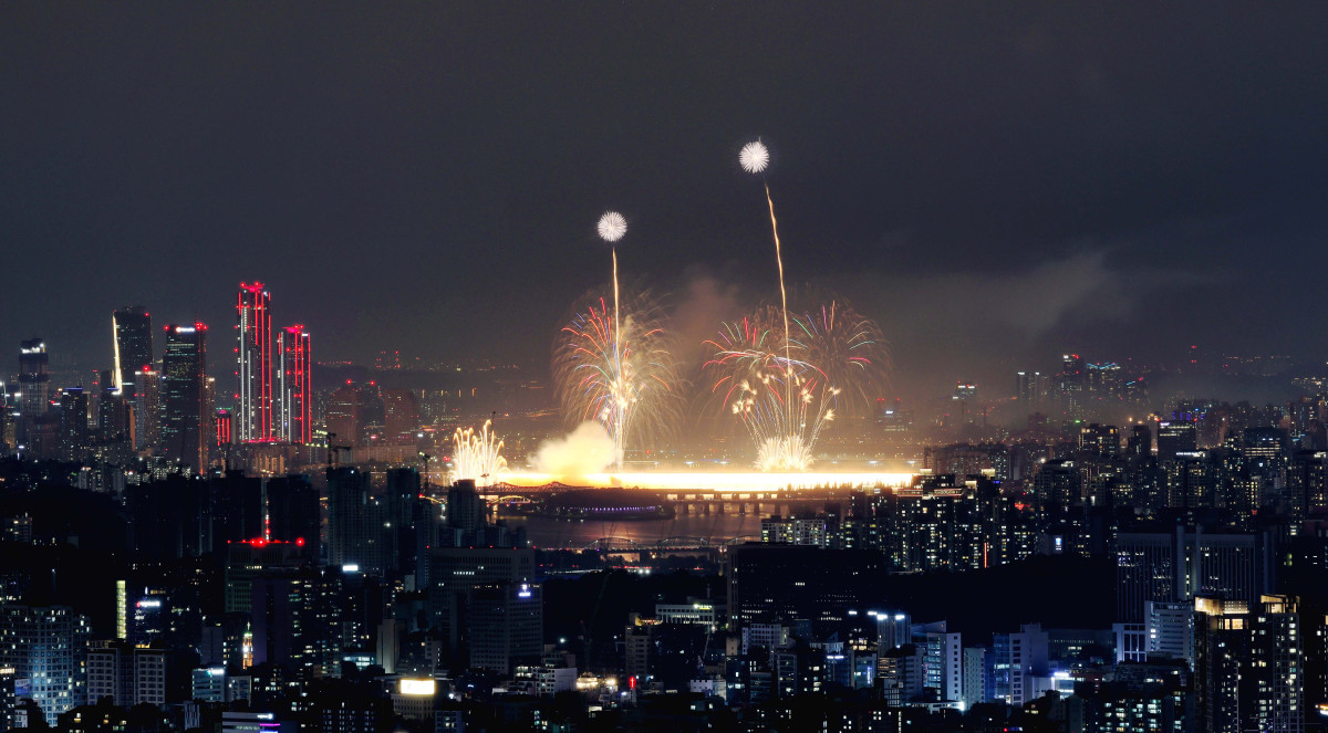 ▲27일 서울 여의도에서 열린 ‘2025 서울세계불꽃축제’에서 화려한 불꽃들이 밤하늘을 수놓고 있다. 신태현 기자 holjjak@