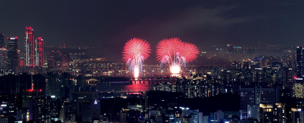 ▲27일 서울 여의도에서 열린 ‘2025 서울세계불꽃축제’에서 화려한 불꽃들이 밤하늘을 수놓고 있다. 신태현 기자 holjjak@