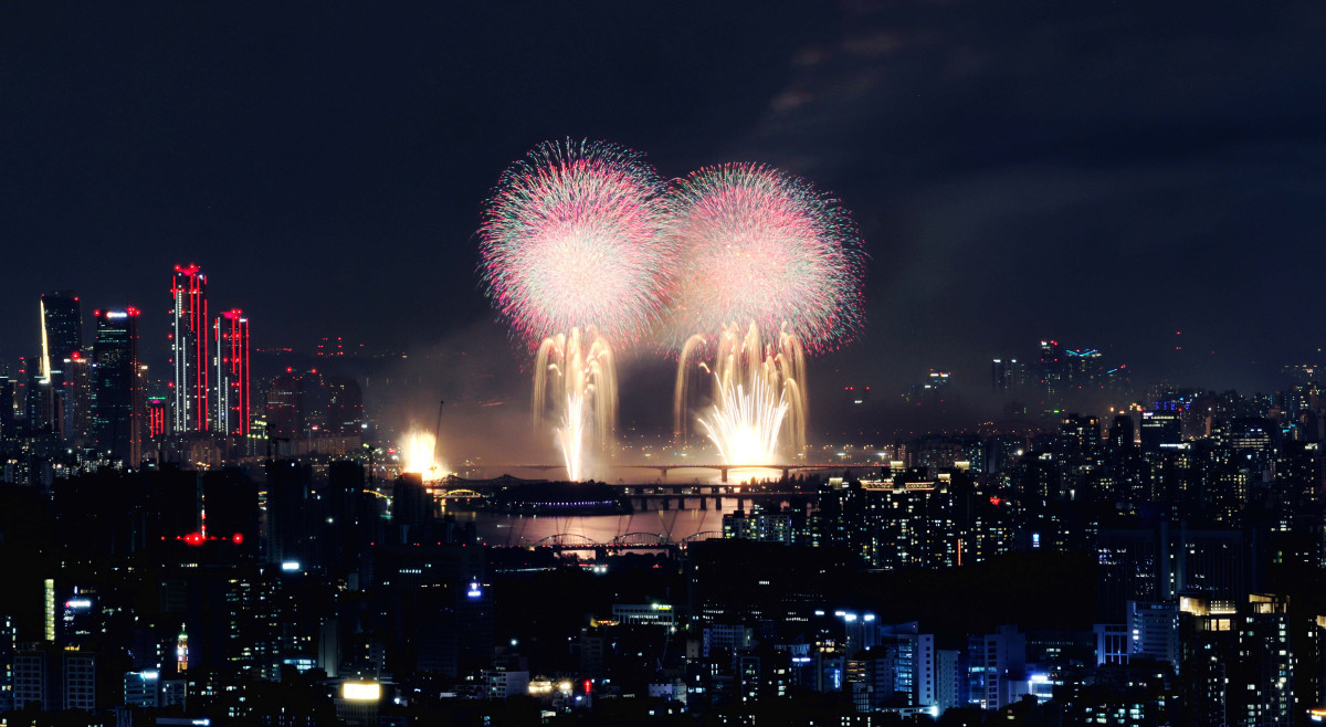 ▲27일 서울 여의도에서 열린 ‘2025 서울세계불꽃축제’에서 화려한 불꽃들이 밤하늘을 수놓고 있다. 신태현 기자 holjjak@
