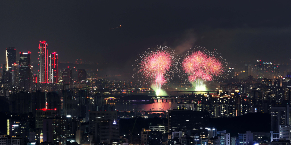 ▲27일 서울 여의도에서 열린 ‘2025 서울세계불꽃축제’에서 화려한 불꽃들이 밤하늘을 수놓고 있다. 신태현 기자 holjjak@
