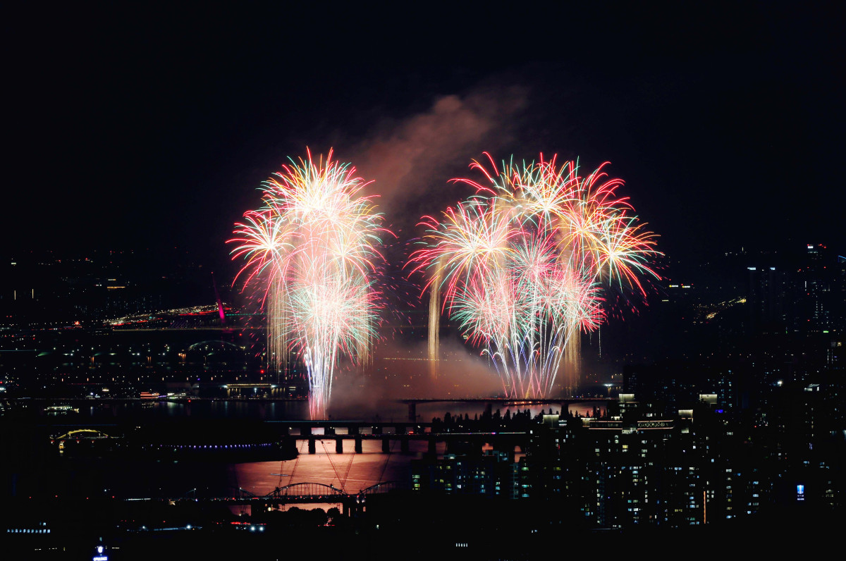 ▲27일 서울 여의도에서 열린 ‘2025 서울세계불꽃축제’에서 화려한 불꽃들이 밤하늘을 수놓고 있다. 신태현 기자 holjjak@