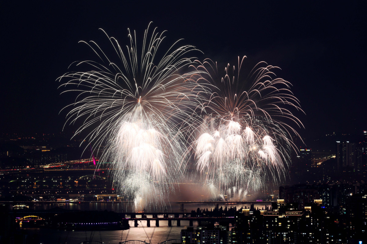▲27일 서울 여의도에서 열린 ‘2025 서울세계불꽃축제’에서 화려한 불꽃들이 밤하늘을 수놓고 있다. 신태현 기자 holjjak@