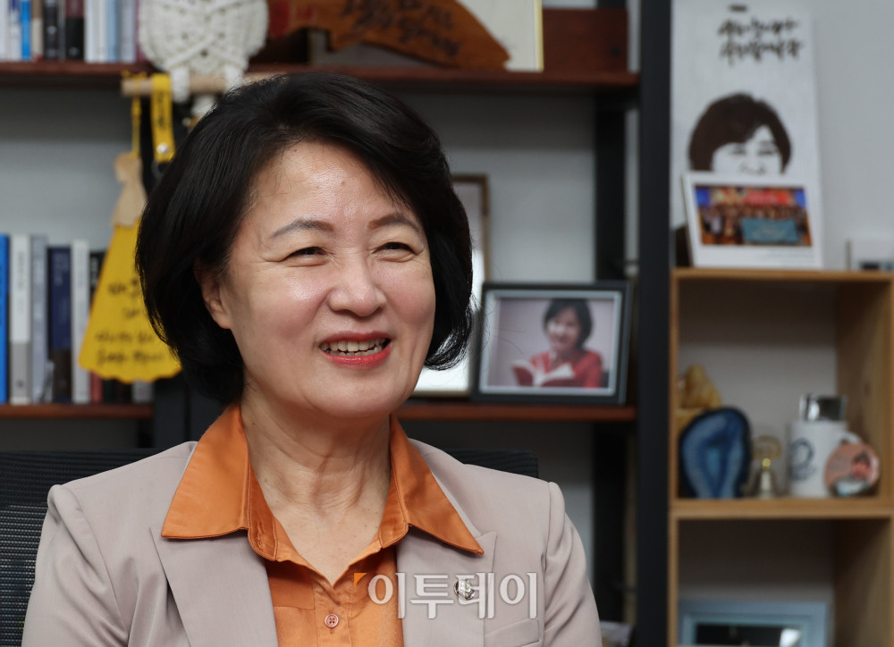 ▲더불어민주당 소속 추미애 법사위원장이 30일 서울 여의도 국회에서 이투데이와 인터뷰를 하며 미소를 짓고 있다. (사진=고이란 기자 photoeran@)