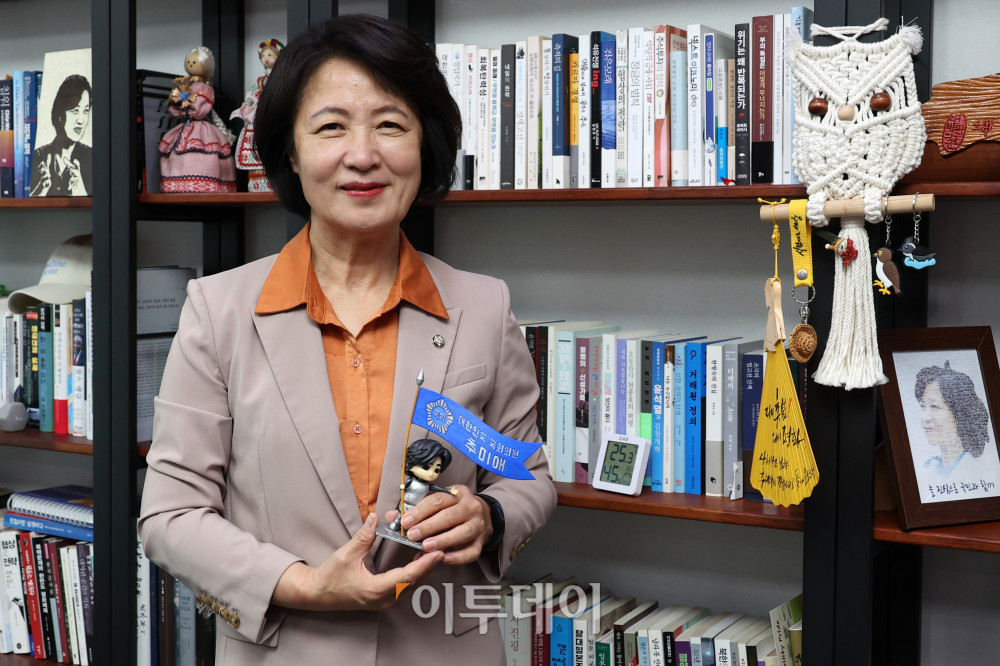 ▲더불어민주당 소속 추미애 법사위원장이 30일 서울 여의도 국회에서 이투데이와 인터뷰에 앞서 '추다르크' 피규어를 들고 포즈를 취하고 있다.  (사진=고이란 기자 photoeran@)