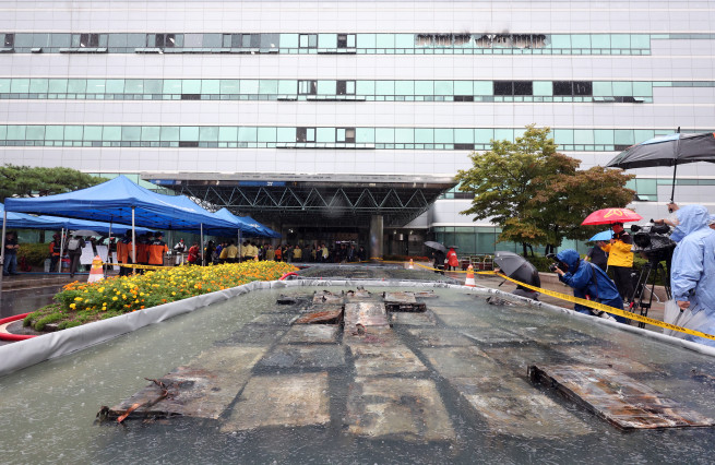 ▲28일 화재가 완진된 대전 유성구 국가정보자원관리원.  외부 침수조에 냉각작업 중인 리튬이온 배터리 위로 빗방울이 떨어지고 있다. 2025.09.28. (뉴시스)