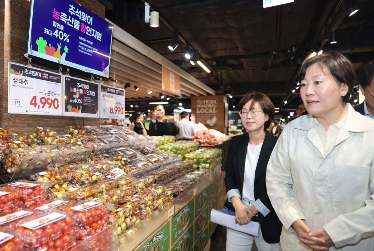 ▲송미령 농림축산식품부 장관이 9월 28일 서울 킴스클럽 강남점을 방문해 농축산물 수급과 가격 동향을 확인하고, ‘농축산물 할인지원 사업’ 현장을 살피고 있다. (사진제공=농림축산식품부)