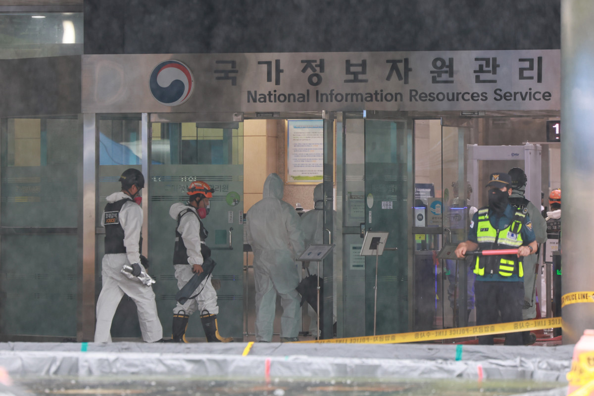 ▲28일 대전 유성구 국가정보자원관리원 화재 현장에서 합동감식을 위해 소방, 경찰, 국립과학수사연구원 관계자들이 이동하고 있다. (연합뉴스)