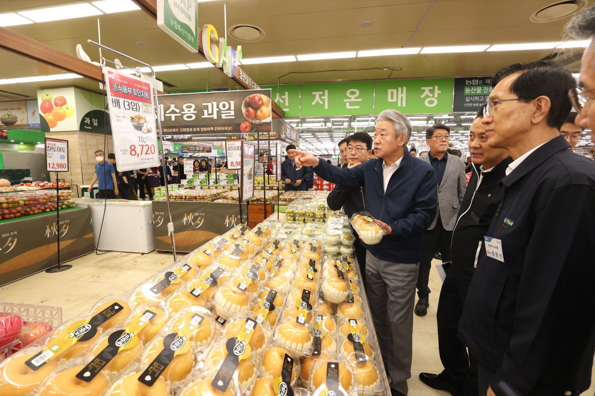 ▲강호동 농협중앙회장이 추석 명절을 앞둔 26일 농협하나로마트 고양점을 방문해 사과, 배 등 추석 성수품 공급과 판매 동향을 확인하고 있다. (사진제공=농협중앙회)