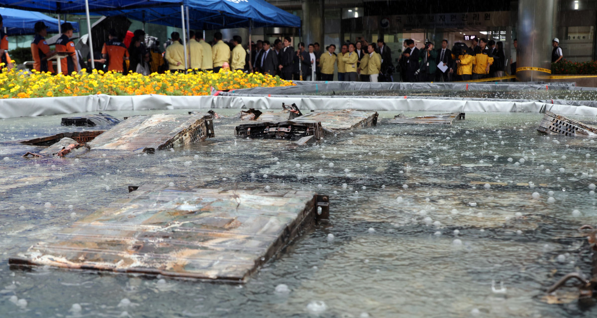 ▲28일 화재가 완진된 대전 유성구 국가정보자원관리원. 외부 침수조에 냉각작업 중인 리튬이온 배터리 위로 빗방울이 떨어지고 있다. (뉴시스)